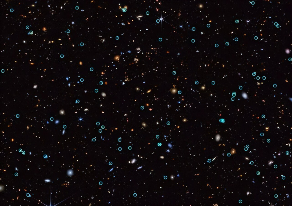 Наблюдения JWST за 80 объектами (обведены зелёным), которые изменили яркость с течением времени, большинство из которых являются сверхновыми.    
 Источник: NASA / ESA / CSA / STScI / JADES Collaboration  📷
