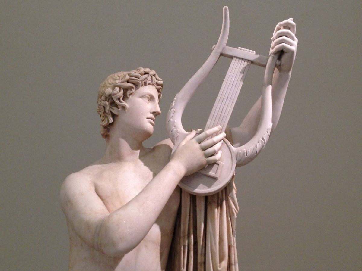 Апполон играет на арфе. Древняя скульптура