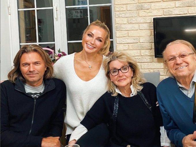 Юрий и Людмила Маликовы с детьми Дмитрием и Инной / @yurimalikov, соцсети