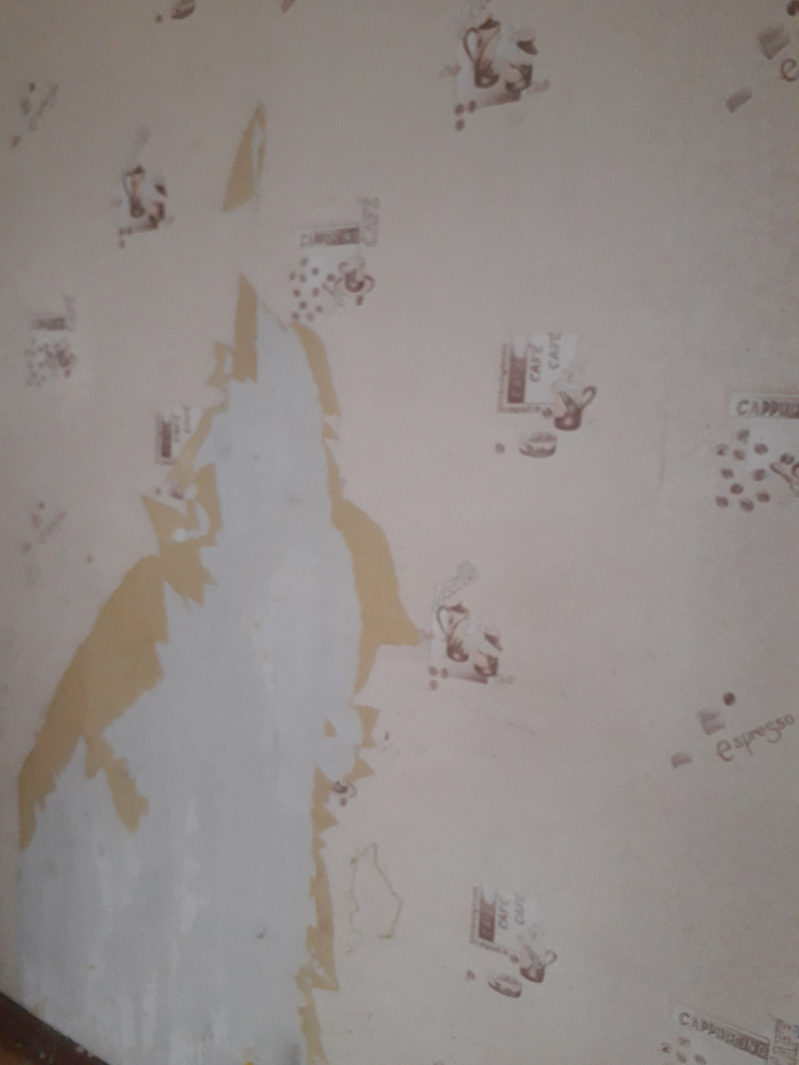 Вот с таким трудом пришлось убирать обои