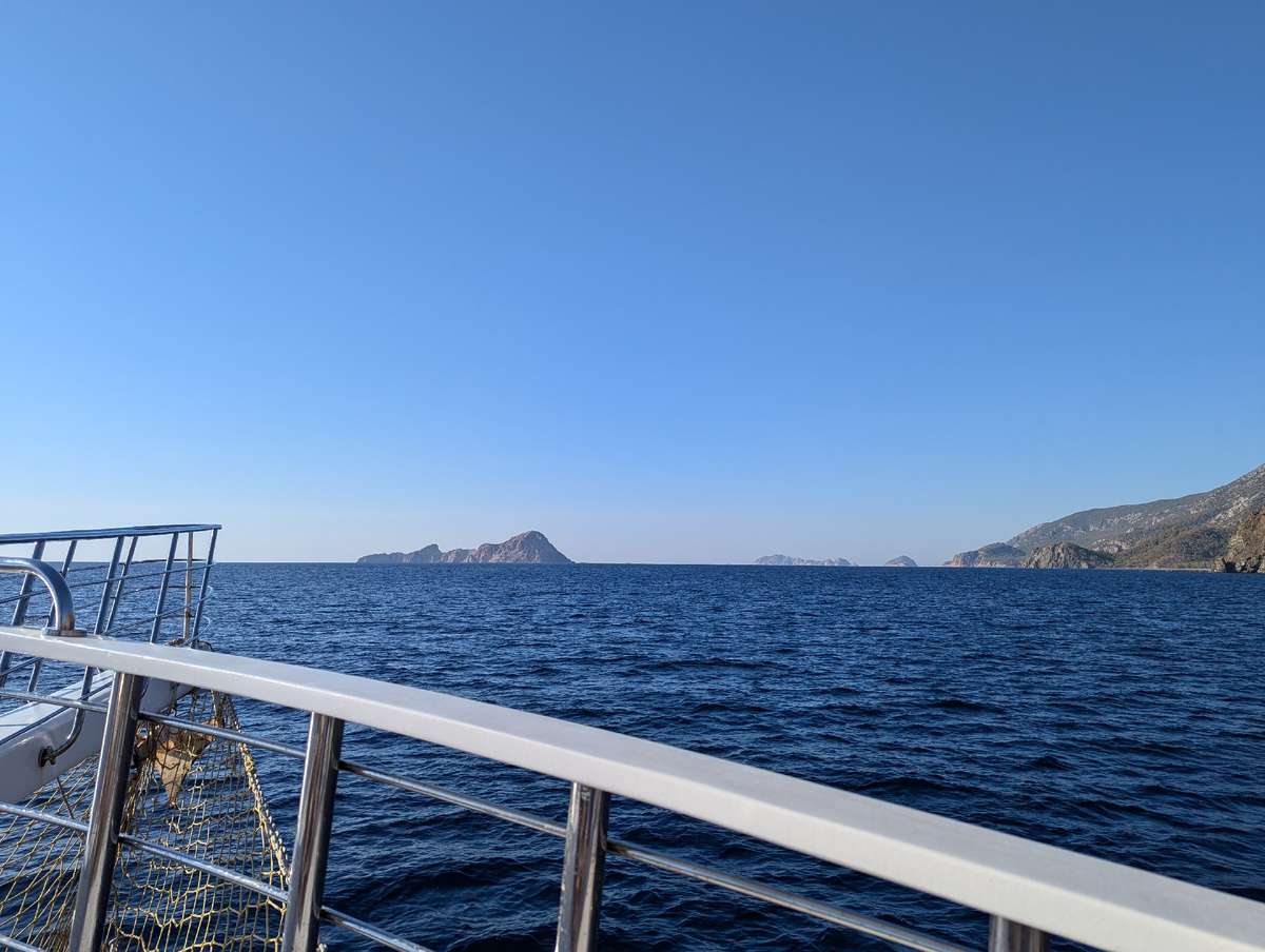 Вон он, посередине кадра виднеется