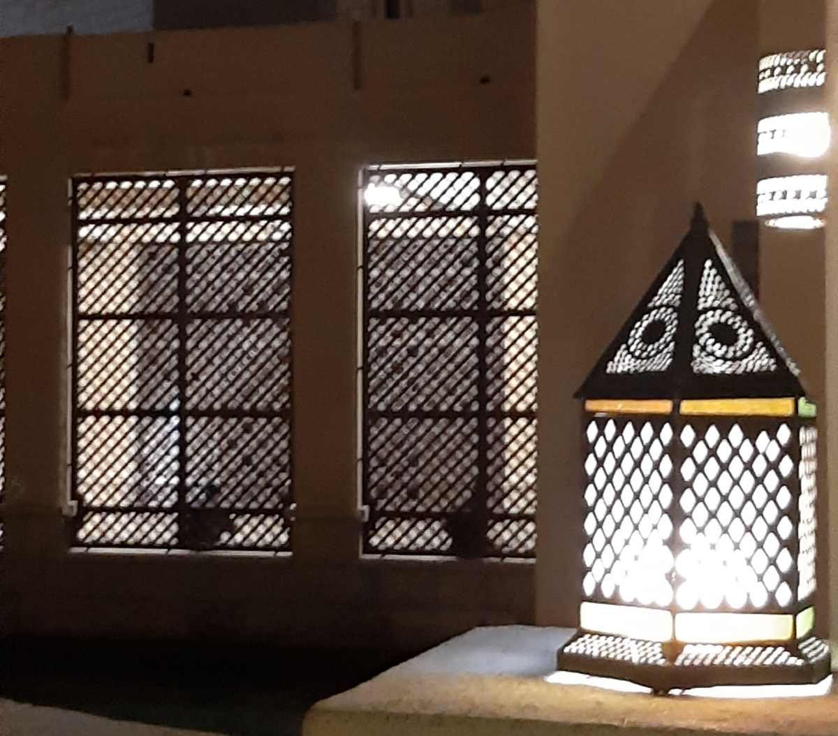 Декор и фонарь на рынке