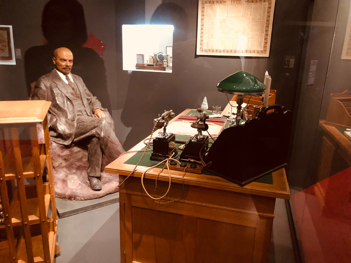 В.И. Ленин. Скульптор М.А. Курбатов. 1935. Стол из рабочего кабинета В.И. Ленина в Кремле. 