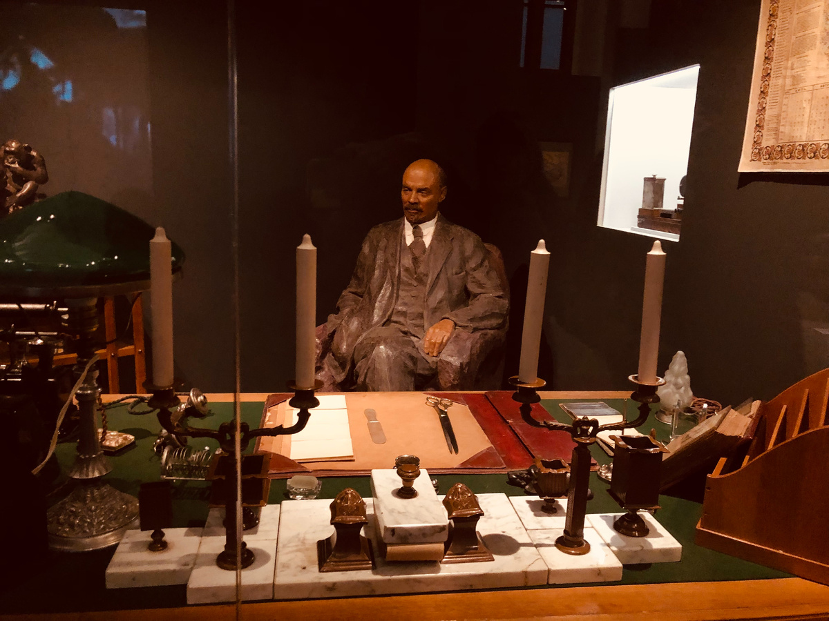 В.И. Ленин. Скульптор М.А. Курбатов. 1935. Стол из рабочего кабинета В.И. Ленина в Кремле.