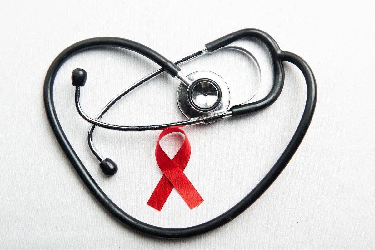 Источник изображения: <a href="https://ru.freepik.com/free-photo/red-ribbon-stethoscope-with-white-background-hiv-aids-ribbon-awareness_20111925.htm#fromView=search&page=2&position=21&uuid=ebdc21c8-1d06-43d3-a6f5-289b6ea5e1d4">Изображение от h9images на Freepik</a>