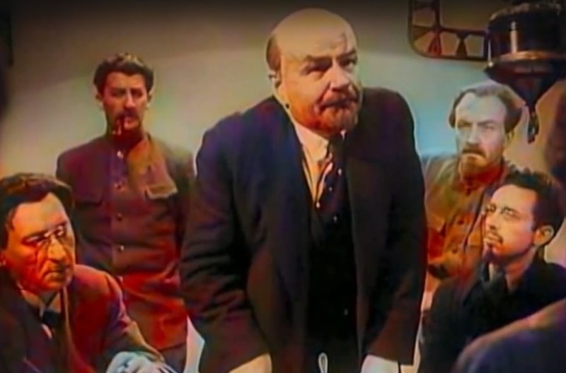 "Предложение Каменева и Зиновьева - это полный идиотизм". Кадр из фильма "Ленин в Октябре".