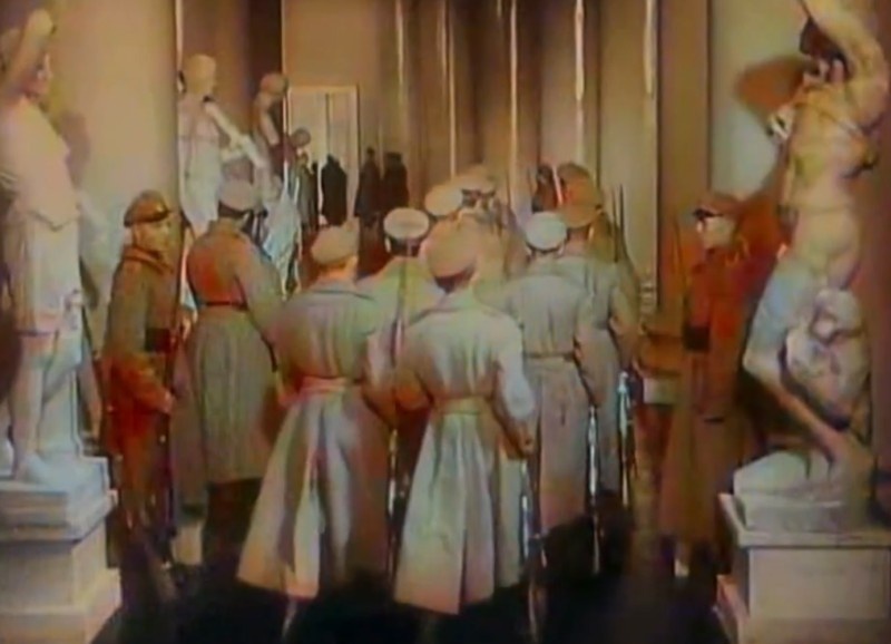 Юнкера в Зимнем дворце. Кадр из фильма "Ленин в Октябре".