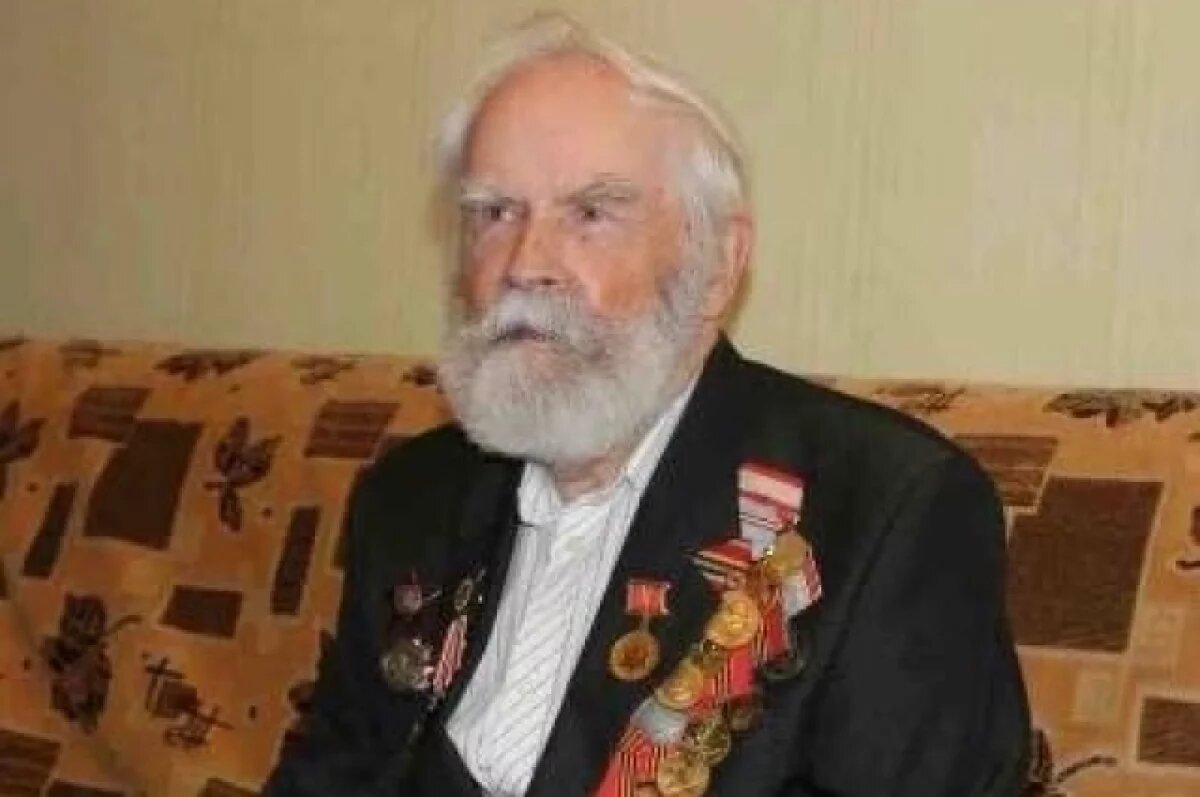    Ветеран отпраздновал юбилей в кругу семьи.