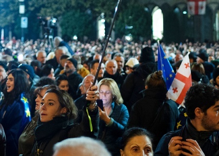    Грузинскую оппозицию поддержали студенты маршем по улицам Тбилиси
