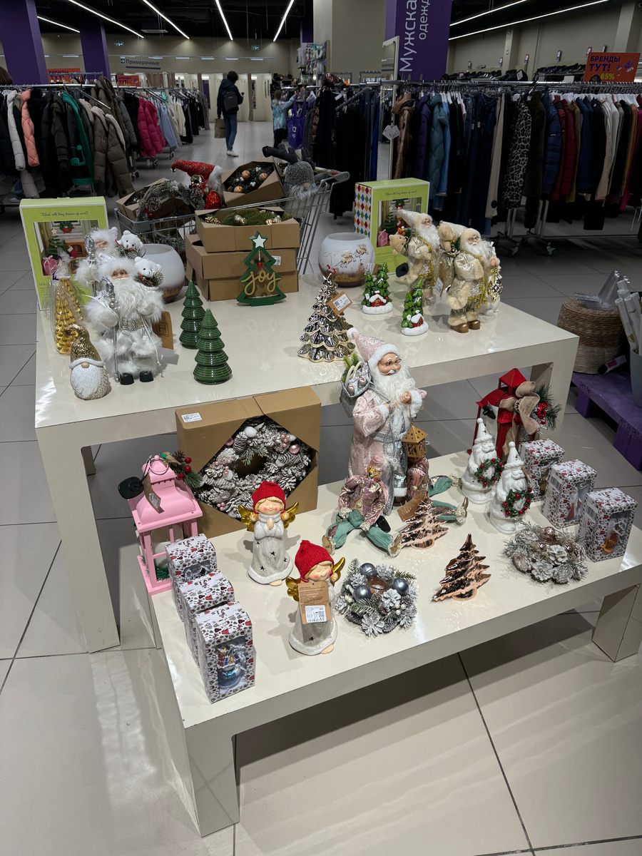 Оформляют входную группу новогодними товарами. Продавцы говорят, ещё будут новинки