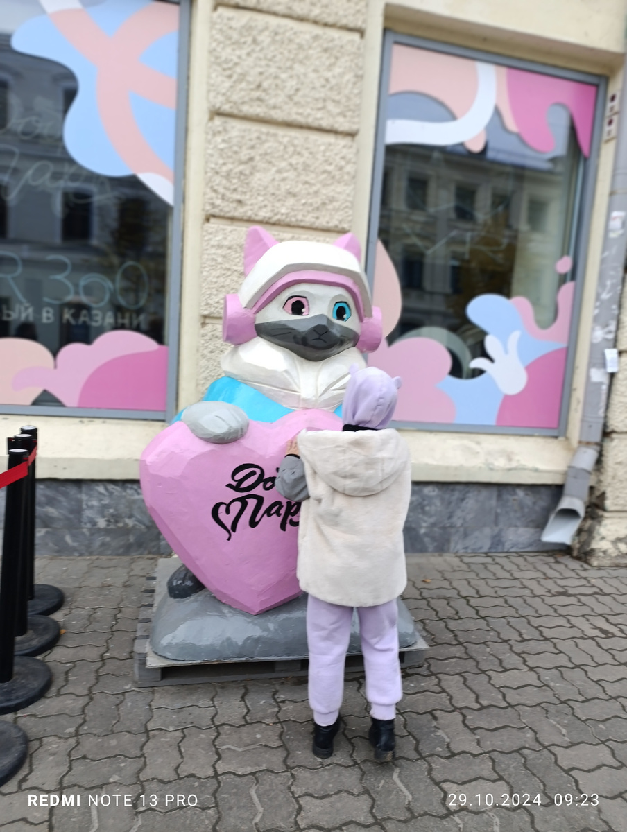 Старшая сказала, что кот очень на младшую похож (ну или наоборот, она на кота)