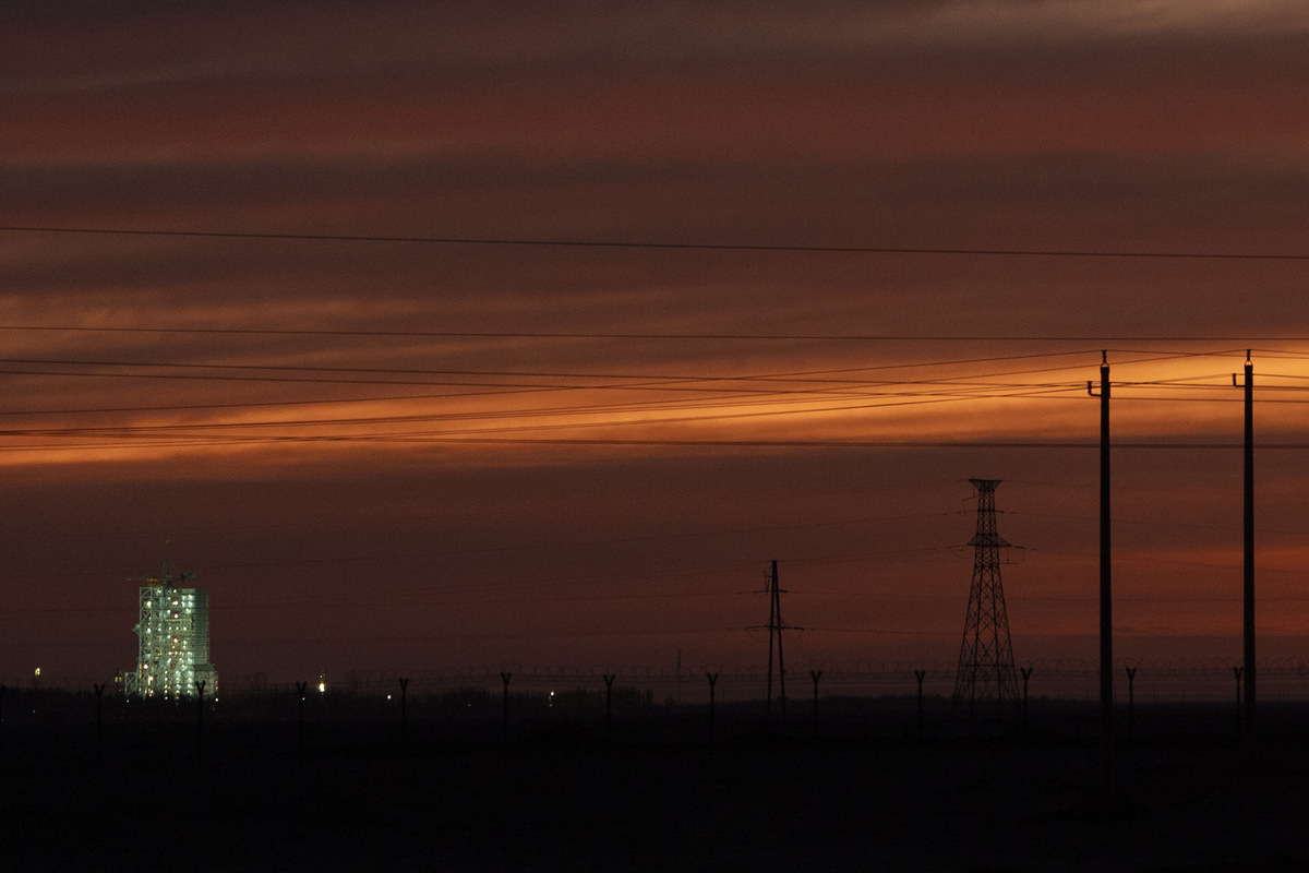 Стартовая площадка для миссии «Шэньчжоу-19» (слева) на космодроме Цзюцюань.    
 Источник: AP Photo / Ng Han Guan  📷
