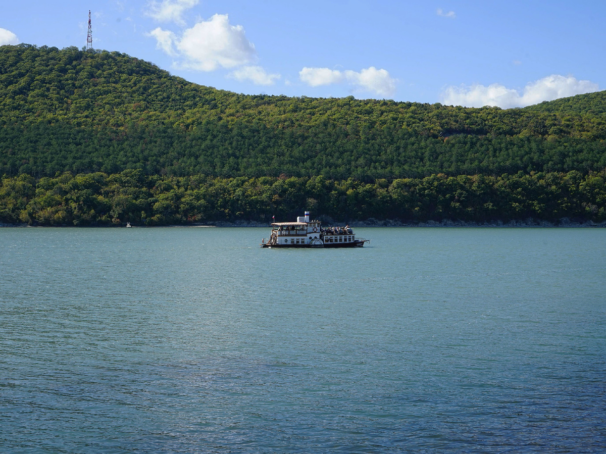 Пароход на оз. Абрау в октябре 2024 года, фото автора