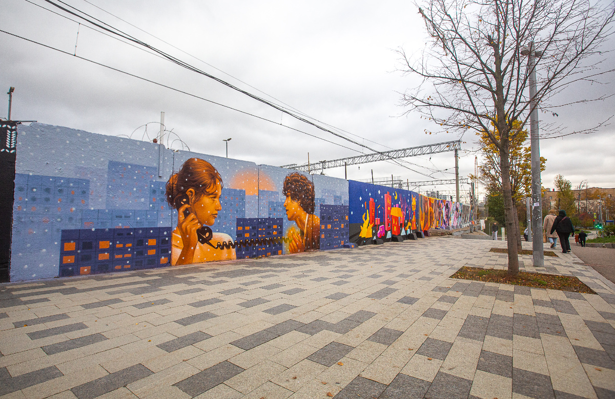 Уличная галерея "Нетстен" с рисунками новой выставки "Тёплые объятия столицы". Москва. Фото автора статьи 