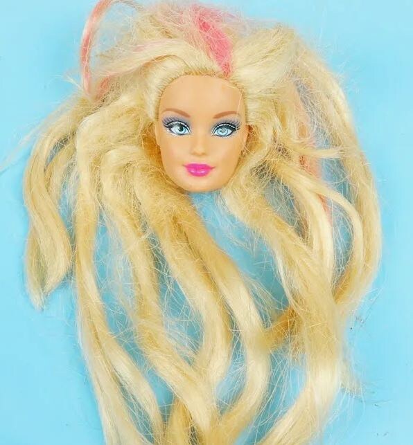 Как оказалось, для некоторых игровушек берут некачественный материал, фото не моё, для примера, мне лень фотать и скидывать на комп, русалка Тереза в общем, дочь двух Одилей) 