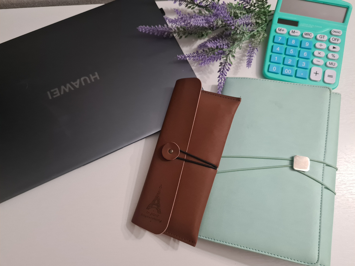 подготовила блокнот с файлами и папочку с конвертами