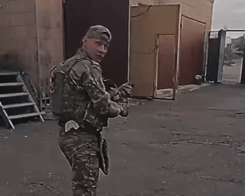    Киевские генералы заметно погрустнели, увидев прогулку русских по Селидову. Видео с ТГ-канала "Оперативные сводки"