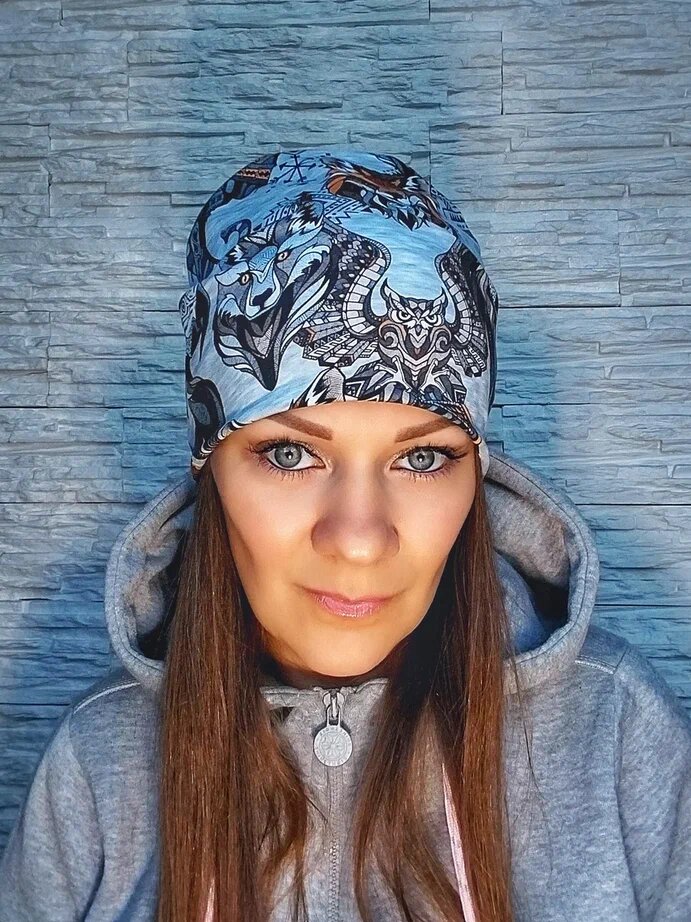 Стильная серая шапка из трикотажа кулирная гладь.