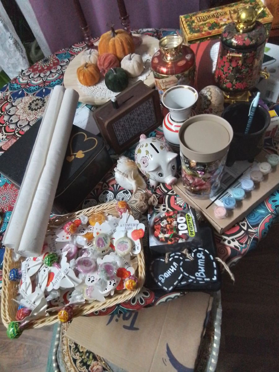 Вот такую кучу всего я сгребла с полок одного из шкафов. И это вот совсем не книги!