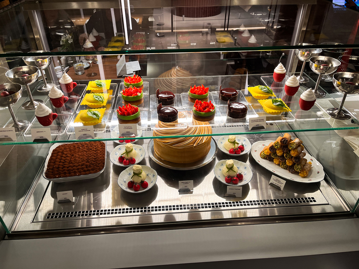 Витрина с десертами →