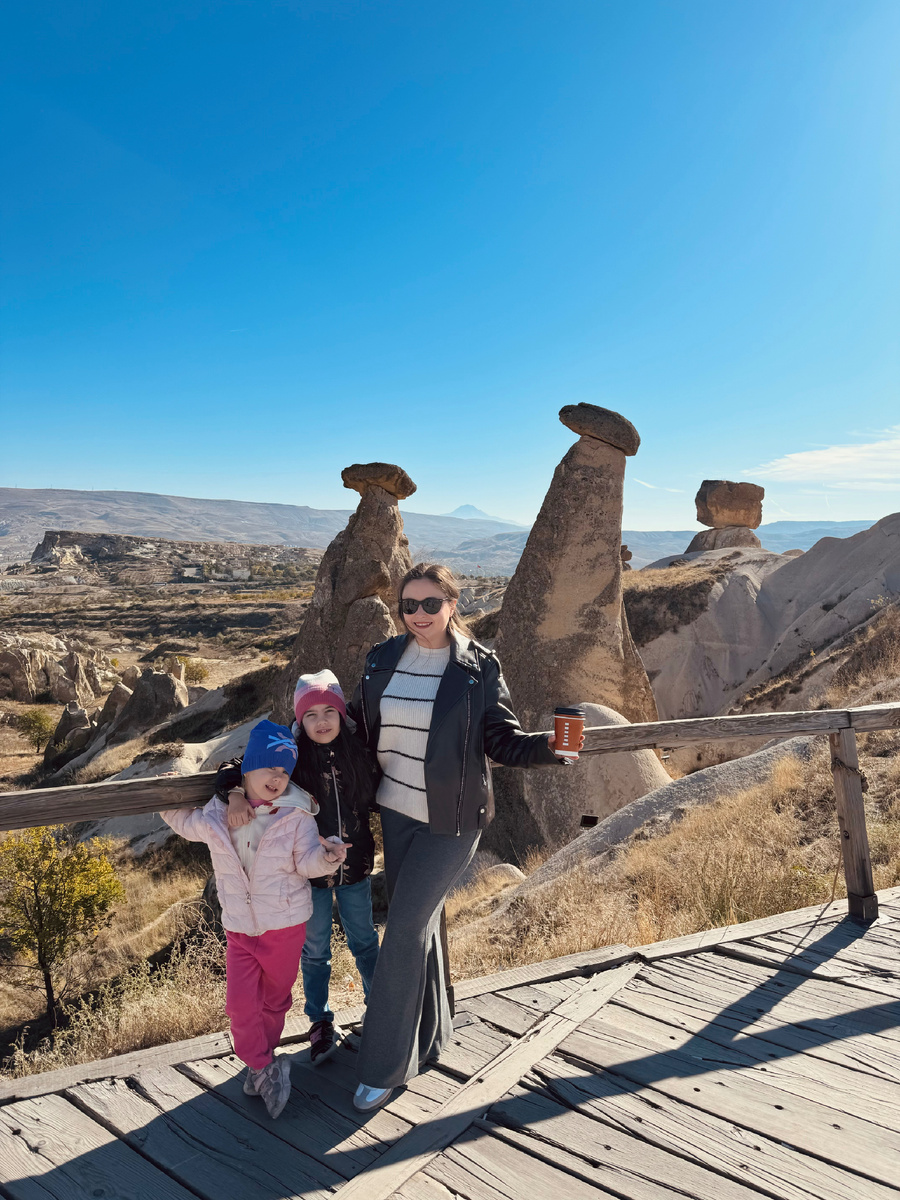 Üç güzeller - “три красоты». Три столба причудливых форм с камнями-шапками, которые почему-то не падают.  Задумка автора фото (то есть моего мужа) состояла в том, чтобы сделать фото трех красоток на фоне «трех красот». Ну вы поняли🙈😄