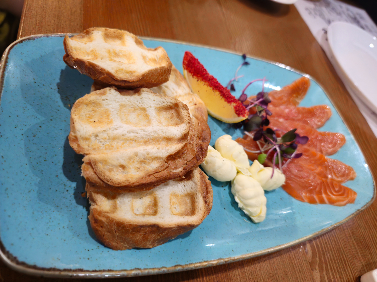 Заказанное нами блюдо- ломтики семги с кусочками сливочного масла, аппетитно выглядили при подаче.