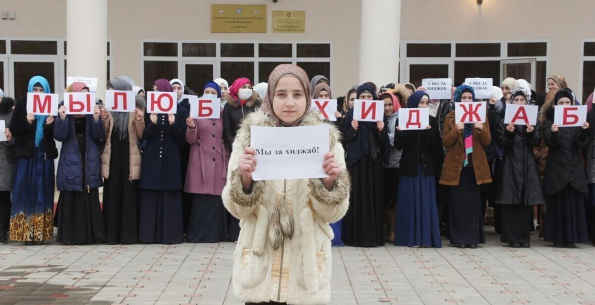 Акция школьниц мусульманских регионов России "Мы любим хиджаб". Из открытых источников сети Интернет.
