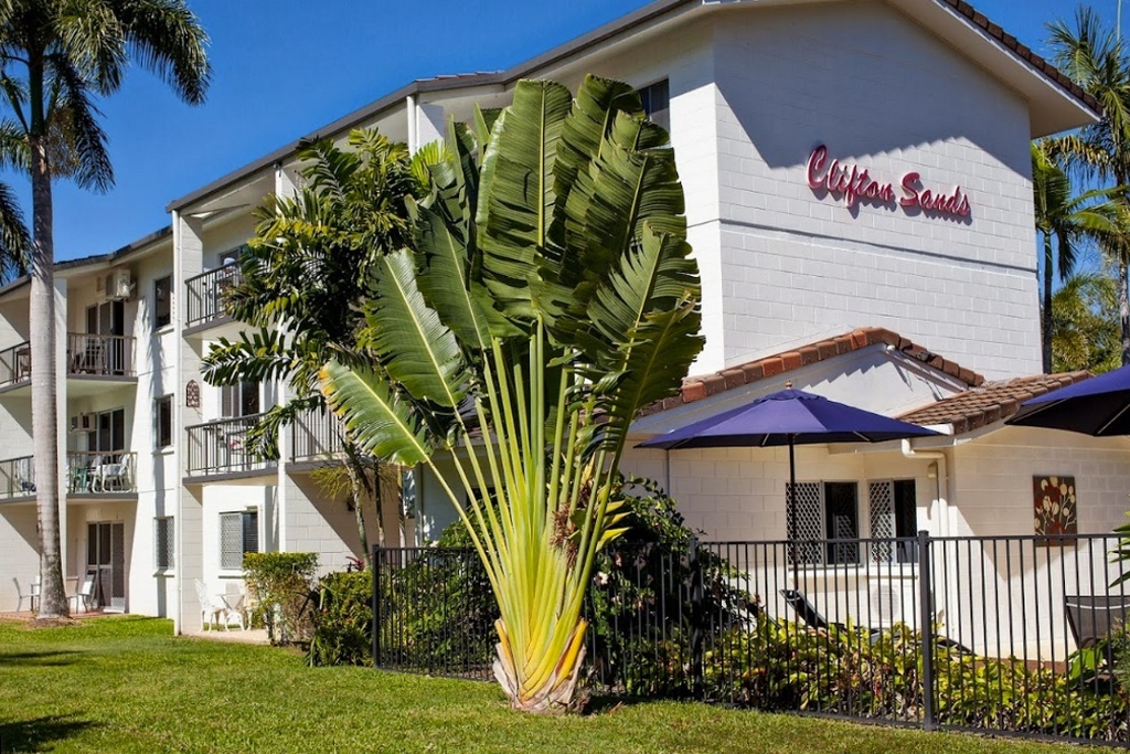 Комплекс апартаментов, где мы снимали номер, наш балкон - на втором этаже справа, от него видно только часть перил