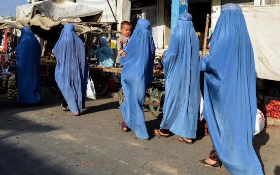 Лучше пусть идут поодаль, чтобы никто не подумал, что они переговариваются