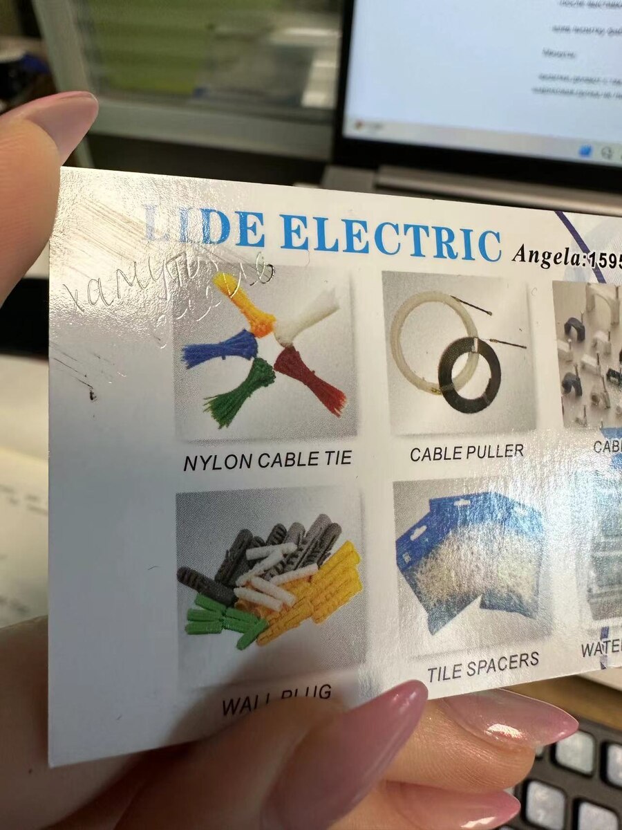 Здесь я подписала визитку и положила ее в сумку ко остальным визиткам. Итог: всё смазалось, испачкалась сумка, испачкалась я когда доставала из сумки.