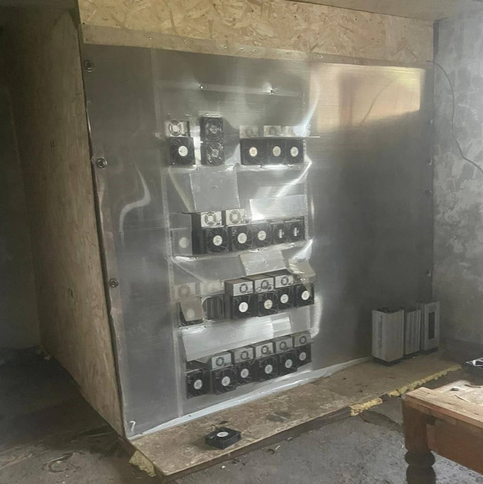 Сотрудники полиции совместно с энергетиками обнаружили факт бездоговорного потребления электрической энергии на территории склада в деревне Малиновка, Черемховского района. Как сообщили в пресс-службе ведомства, житель деревни самовольно подключил оборудование для майнинга, потратив электроэнергию на сумму более 1,8 миллиона рублей.