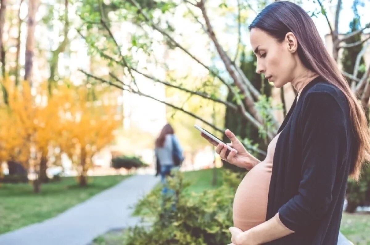    «Тянет руки под одежду».