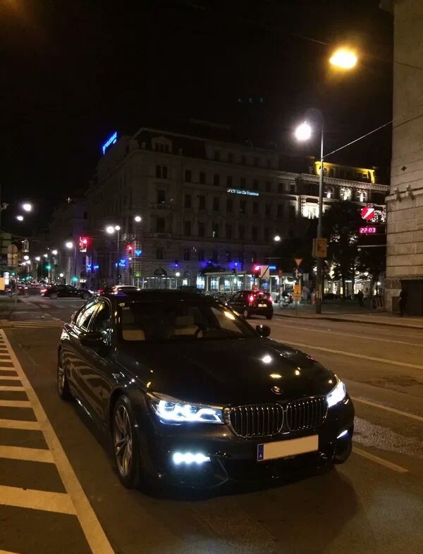 Машина у ресторана.