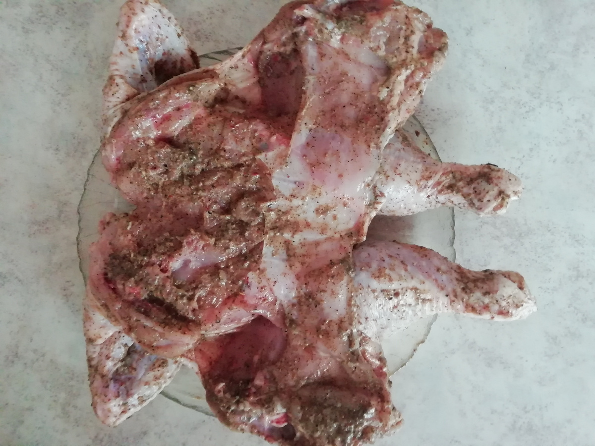 Готовится разрезанная курица в духовке быстрее, чем целая. 