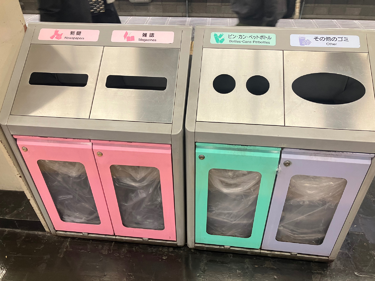 Бак для банок и бутылок, бак для газет, бак для журналов и бак для прочего. На станции Умеда в Осаке