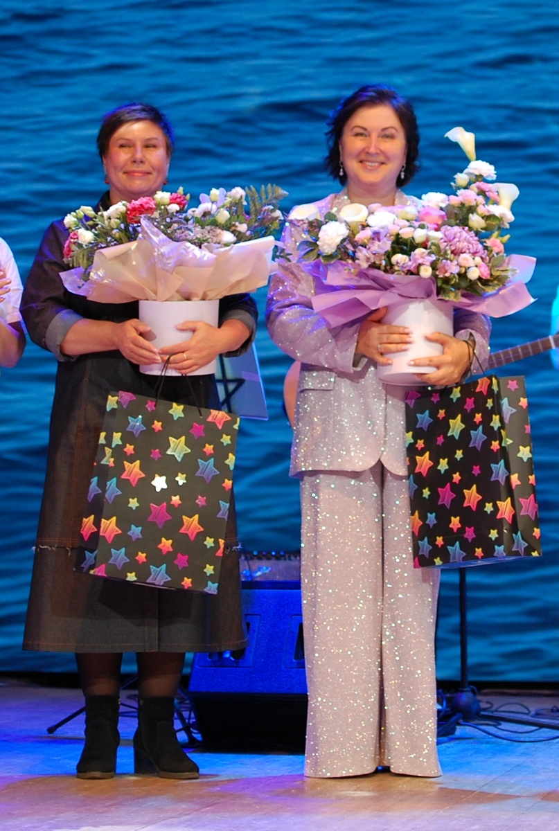 Слева - Наталья Михайловна Белякова - главный администратор фестиваля-конкурса, ответственный за выпуск печатной продукции, церемонию награждения . Справа - директор фестиваля и руководитель ТО КАК "Песни иткульского лета" Анна Лакиза