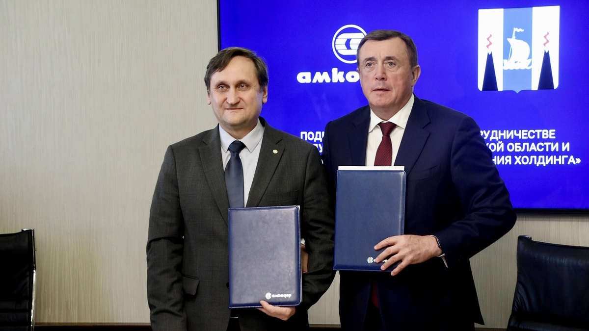 Валерий Лимаренко подписал соглашение с гендиректором управляющей компании холдинга «Амкодор» / Фото: правительство Сахалинской области