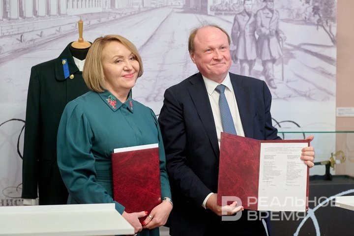 Директор Национального музея РТ Алиса Вяткина и директор Государственного музея Л. Н. Толстого Владимир Толстой во время подписания соглашения о сотрудничестве. Динар Фатыхов / realnoevremya.ru