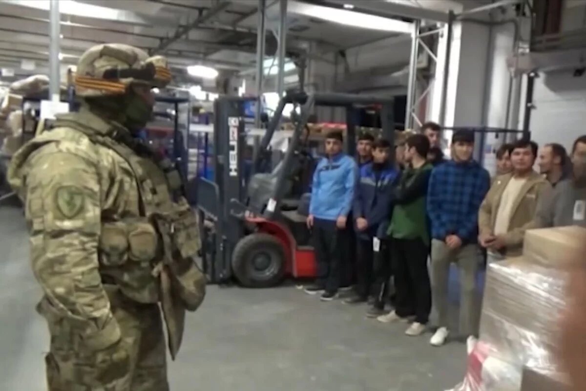    Толпу мигрантов задержали росгвардейцы на складе маркетплейса в Хабаровске