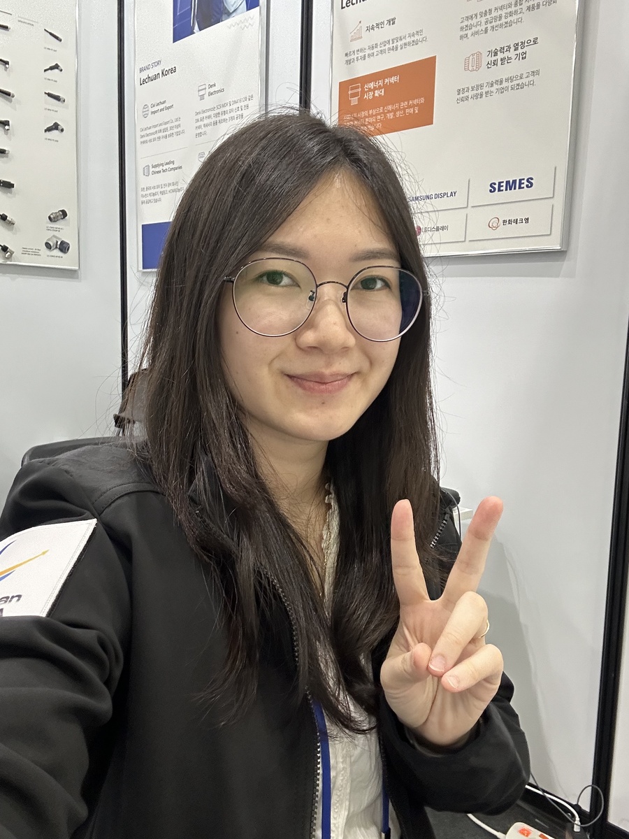 Это я с компанией на выставке в Сеуле 