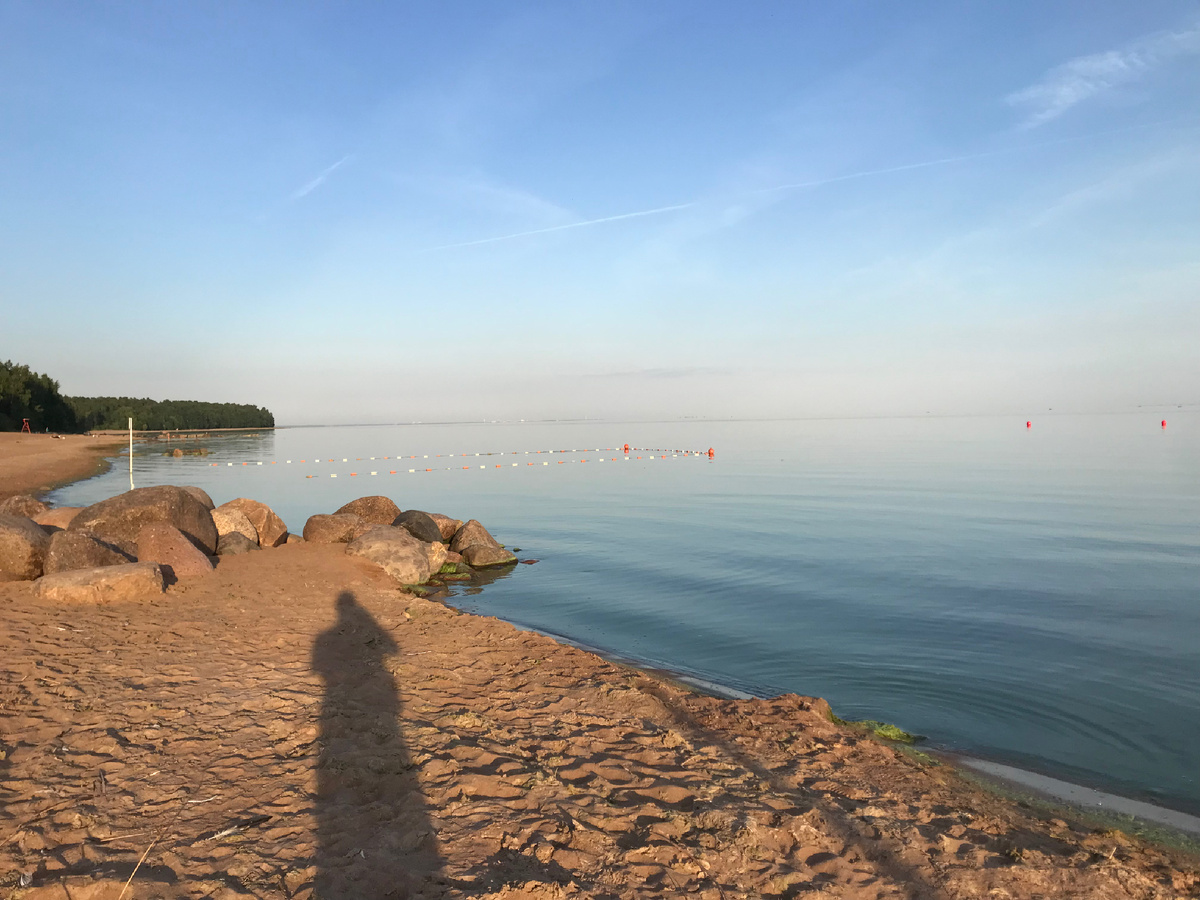 Пляж песочный с детской купальней. Июнь 2024г. Финский залив 