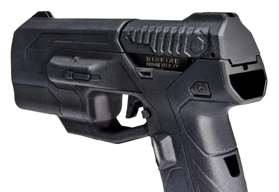 Пистолет Biofire/ Обратите внимание на панель видеокамеры (на кожухе затвора), панель лазера (на рукояти) и выступ датчика отпечатка пальца (на рукояти).