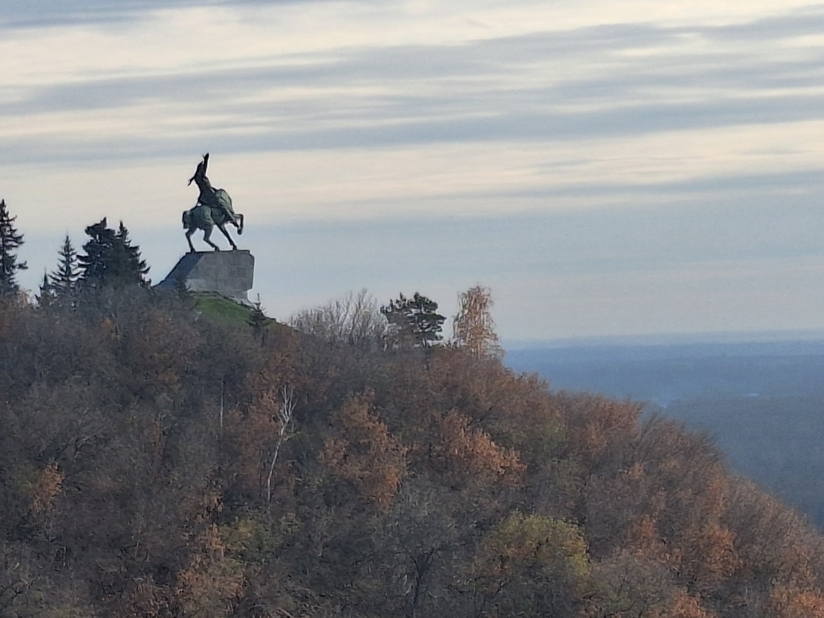 над рекой Белой