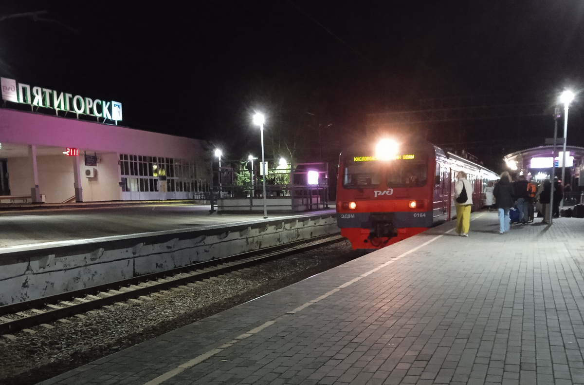 ЭД9М забирает уважаемых пассажиров, путешествующих по территории Кавказских Минеральных Вод и прочим куроортам. 