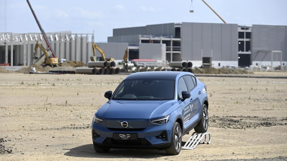 Китайско-шведский автопроизводитель Volvo Cars продолжает бороться со снижением спроса на электромобили. Растущая конкуренция всё больше угрожает его амбициозным планам по полной электрификации модельного ряда.В игру вступают последние намерения китайского правительства ограничить или замедлить инвестиции в европейские компании. Таким образом страна хочет сохранить более выгодные позиции на переговорах о будущей таможенной политике. Это может существенно затронуть и Словакию.