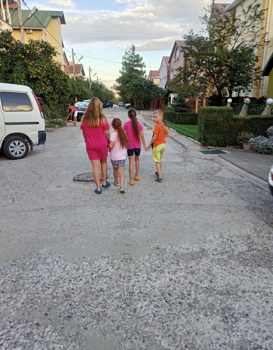 Мои любимые дети. Идём на прогулку. Фото из личного архива.