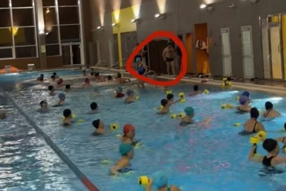    По словам очевидцев, занятия в бассейне не остановили, несмотря на гибель человека. Фото: соцсети