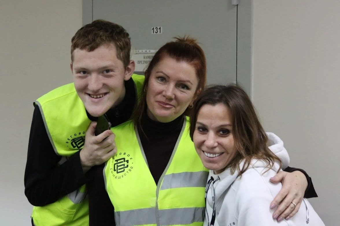 Евгения Радоман (в центре)