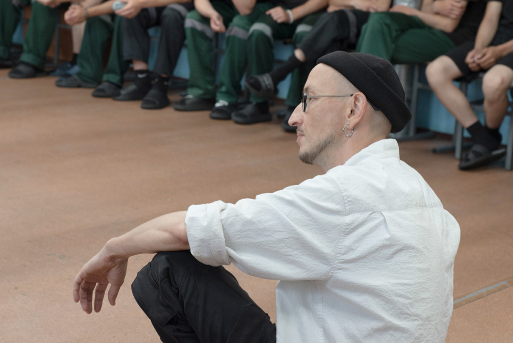 Летний лагерь в Архангельской воспитательной колонии. Вечерний сбор и подведение итогов дня, волонтер Роман слушает впечатления ребят