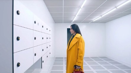 Желтый цвет можно интерпретировать как веселое безумие 